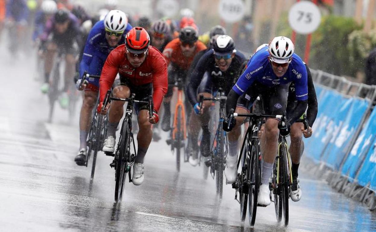 Arnaud Démare se impone al esprint. 