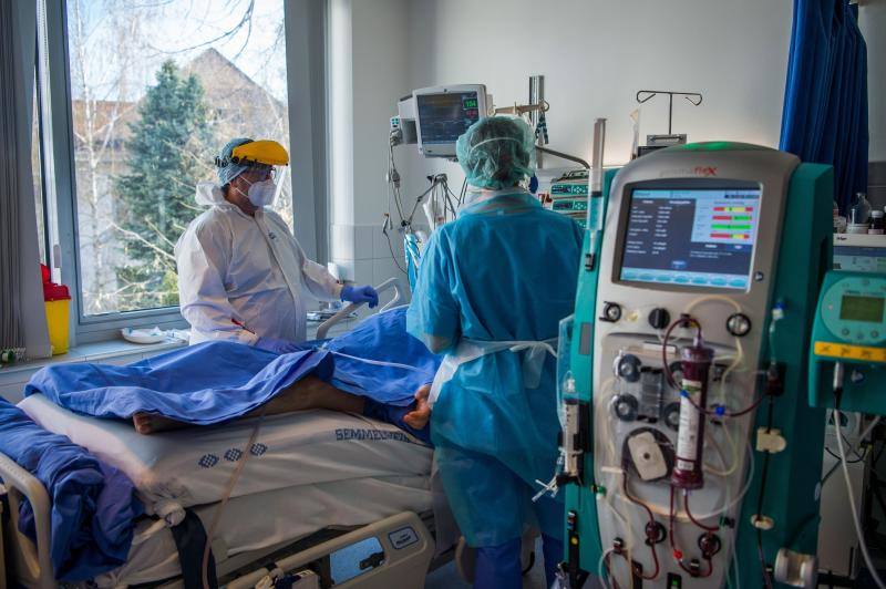 Sanitarios atiende a un paciente covid. 