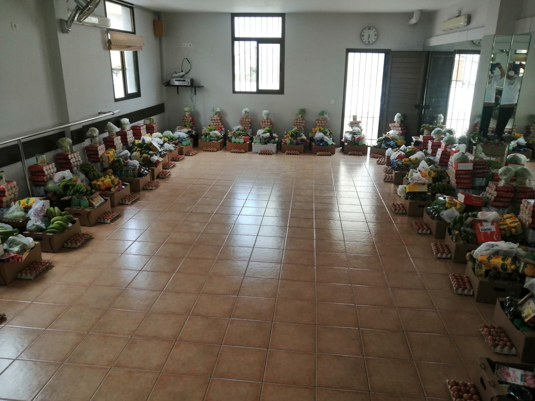 Imagen de archivo de lotes de alimentos para repartir en el local de Las Torres. 