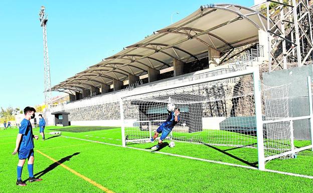 Los equipos de fútbol que utilizan el campo Ortiz Wiott de El Batán han visto mejorados sus entrenamientos.