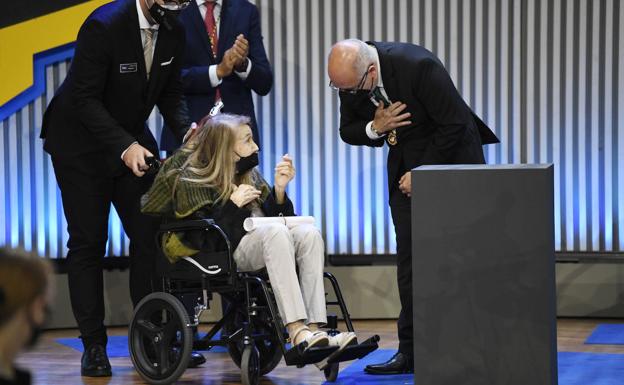 La pintora Yolanda Graziani recogió su distinción como Can de Artes en silla de ruedas. 