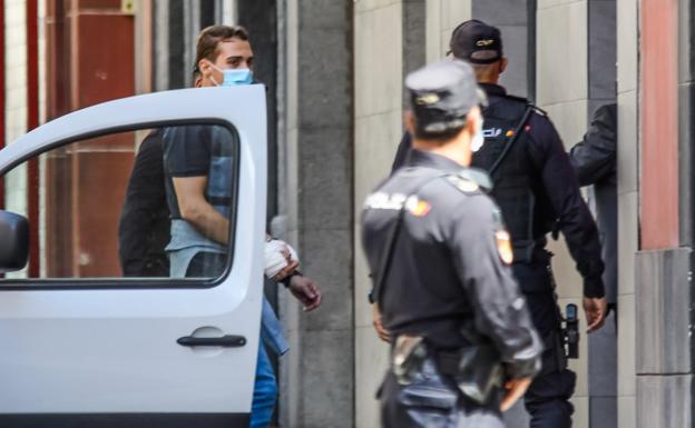 En la imagen, Marcos José con las manos vendadas por las heridas, durante la reconstrucción de los hechos. 