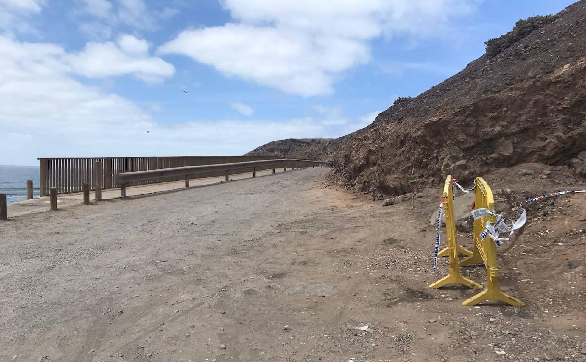 Las vallas fueron apartadas pese a los desprendimientos de piedras. 