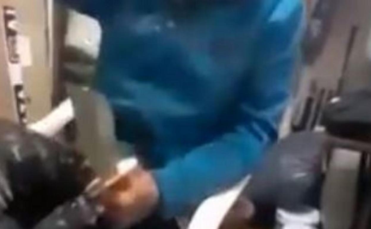 Captura del vídeo del agresor con el machete. 