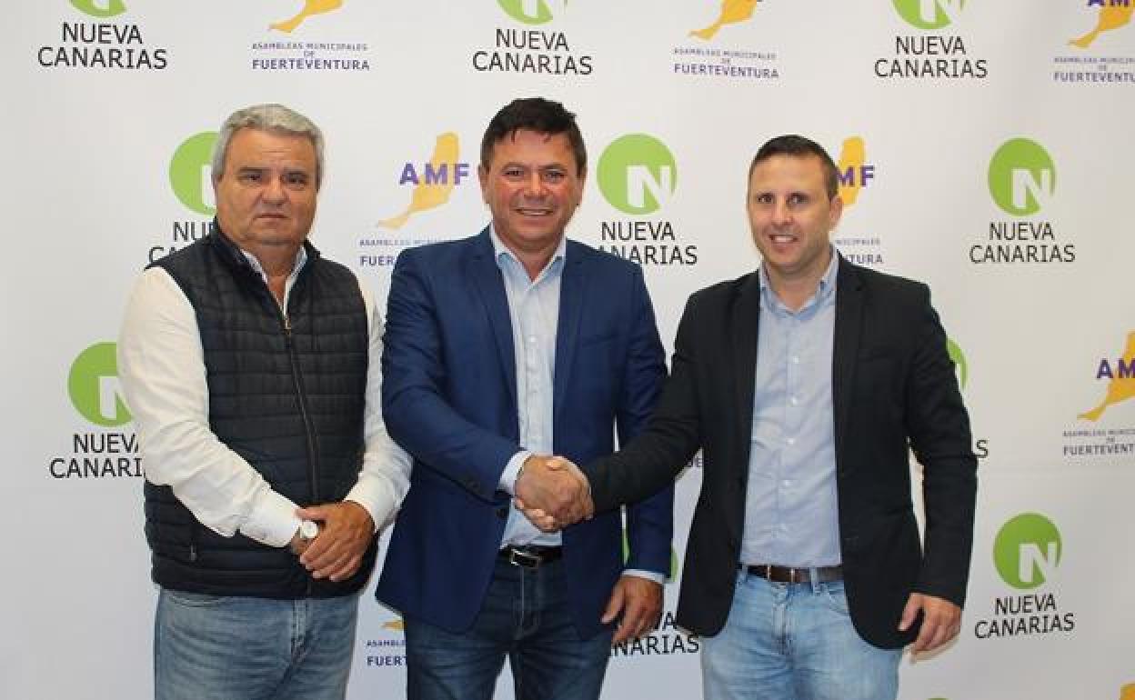 Pedro Armas saluda a Alejandro Jorge cuando se firmó el acuerdo electoral NC-AMF. 