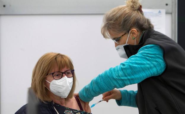 Una mujer se vacuna en Vigo.