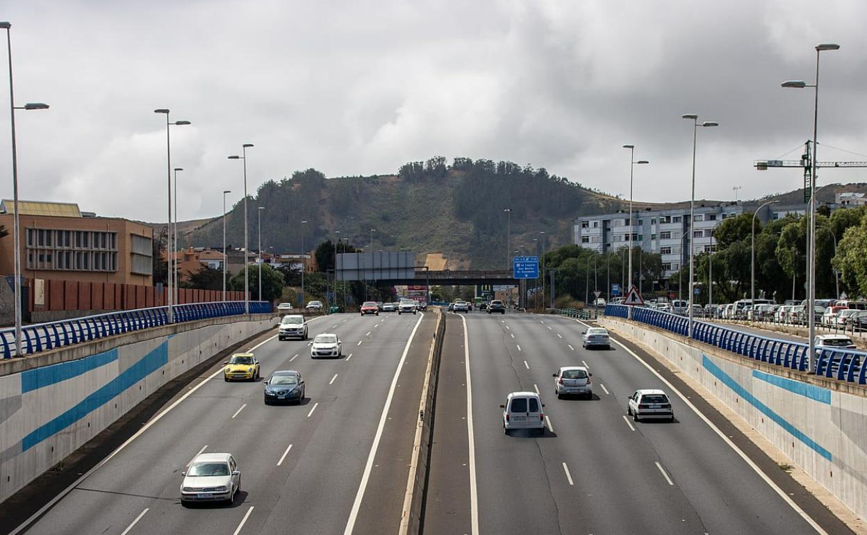 Herida grave tras colisionar un camión y un furgón en Tenerife