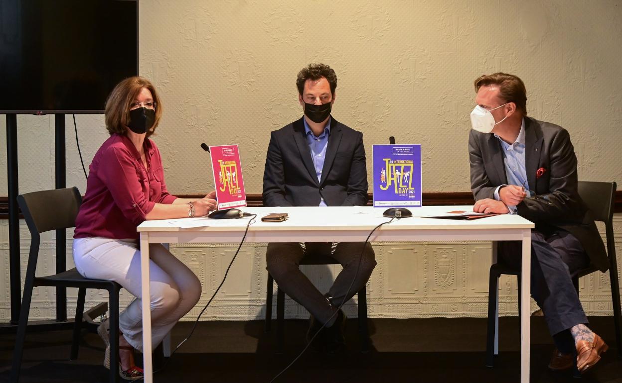 De izquierda a derecha, Encarna Galván, José Alberto Medina y Tilman Kuttenkeuler, ayer, en el palacete Rodríguez Quegles. 
