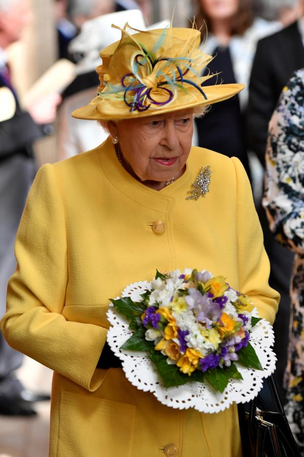 Isabel II sostiene un ramillete mientras asiste al servicio Royal Maundy en la capilla de San Jorge, en Windsor, el 18 de abril de 2019.