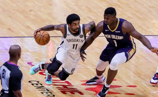 Irving trata de superar a Williamson durante el partido entre los Nets y los Pelicans. 