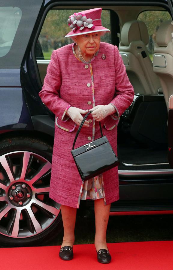 La reina Isabel II asiste al 70ª desfile de artillería a
