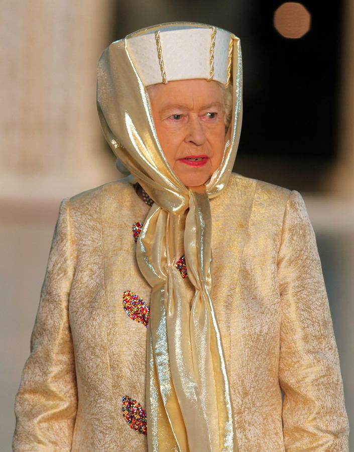 La reina Isabel II viste una túnica dorada mientras visita la Mezquita Sheikh Zayed en Abu Dhabi, el 24 de noviembre de 2010.