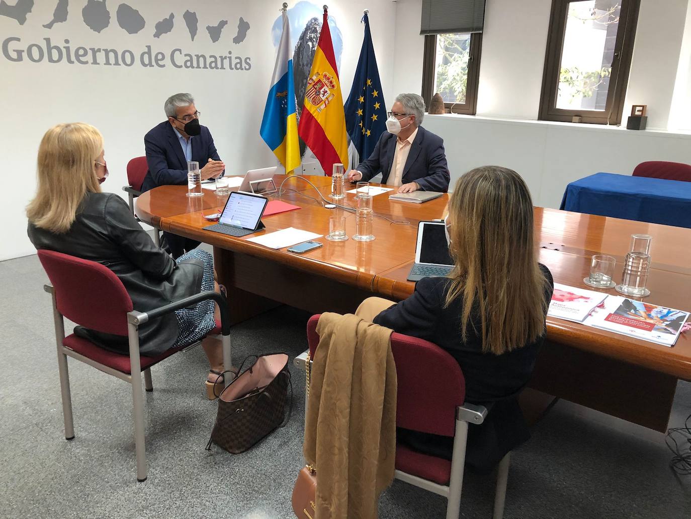 Reunión del vicepresidente Román Rodríguez, con la Asociación de Empresa Familiar. 