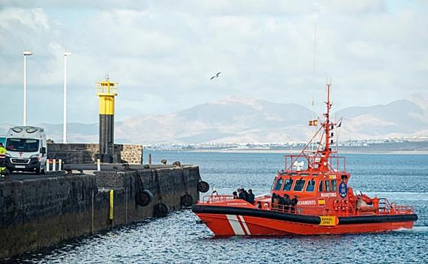 Uno de los rescates efectuados durante la semana pasada a una patera con una treintena de personas cerca de la costa de Lanzarote. 
