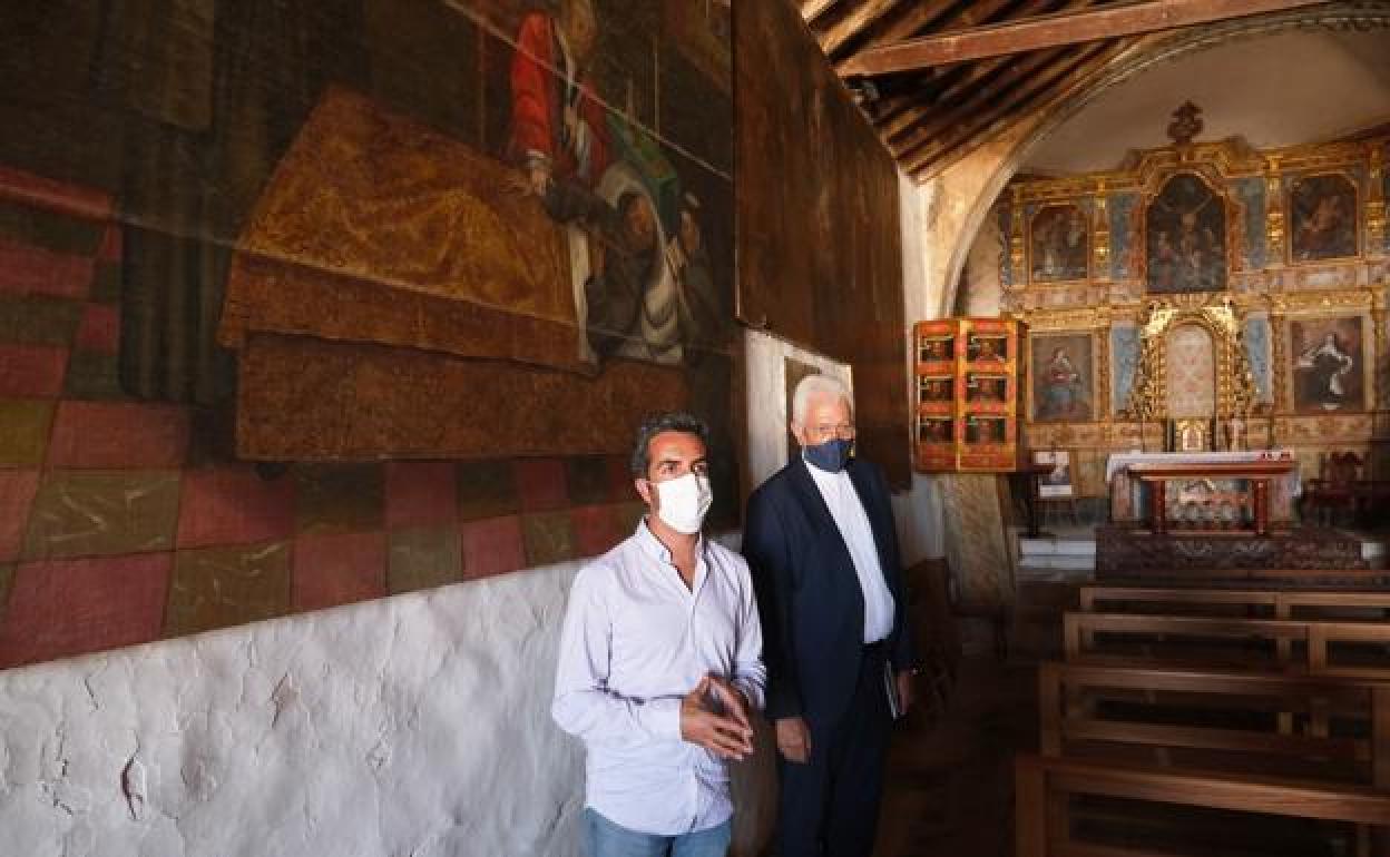 Rayco León e Hipólito Cabera, consejero de Patromino Histórico del Cabildo y vicario general de la Diócesis de Canarias, en la ermita de Ampuyenta. 