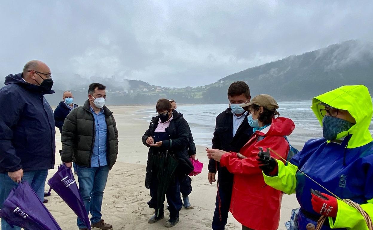 El alcalde Pedro Armas, con las mariscadoras de Vilarrube. 