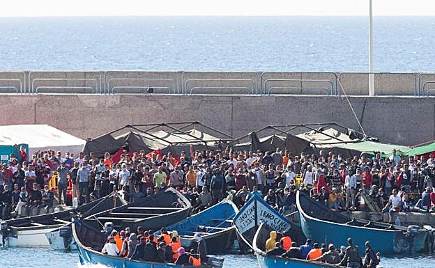 Imagen de archivo de migrantes en el muelle de Aguineguín. 