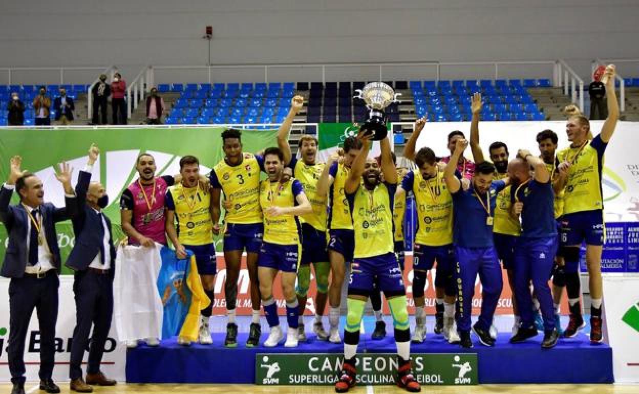 Los jugadores del Guaguas alzan la copa de campeones de liga, con lo que hacen doblete este año. 