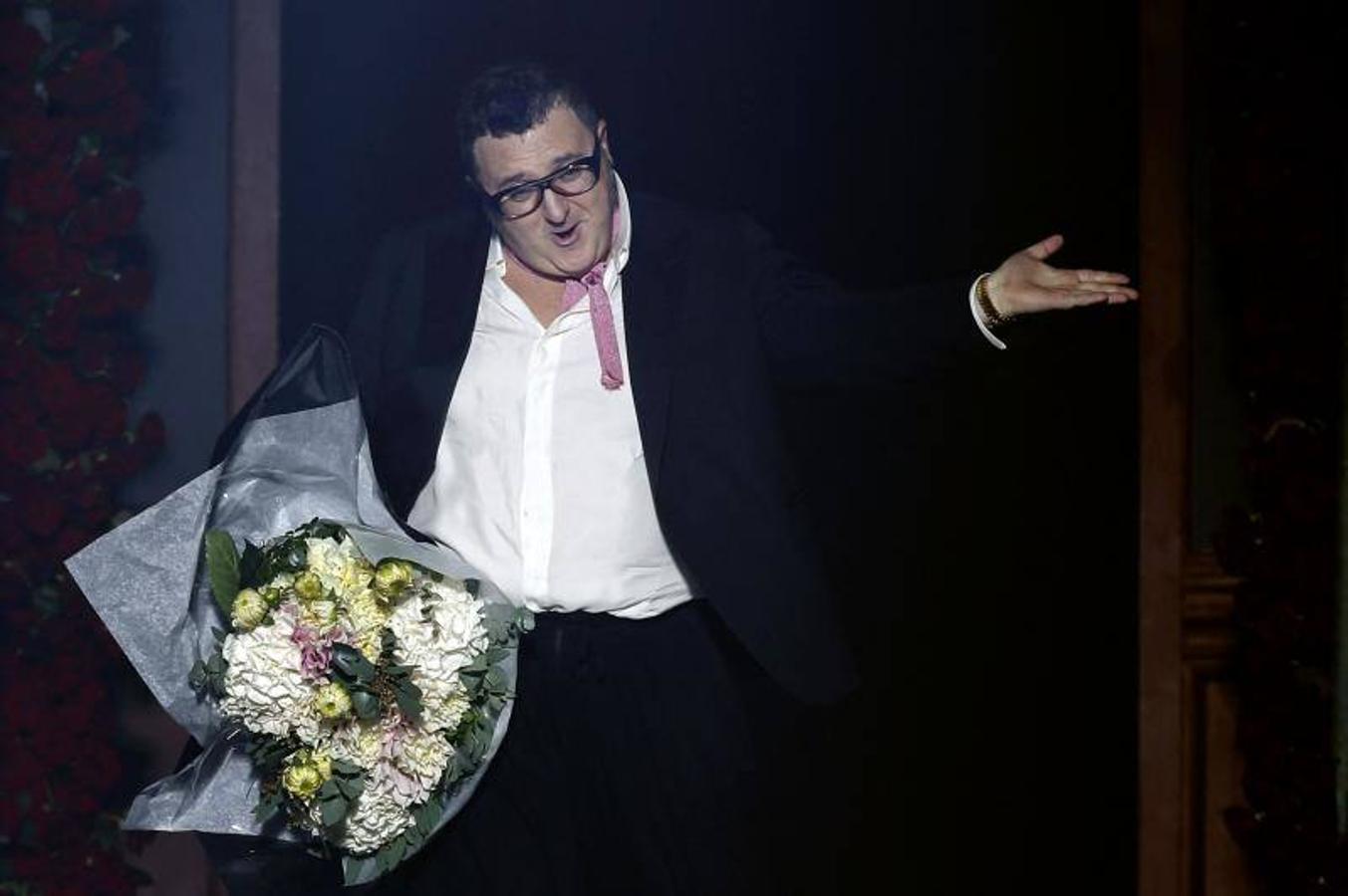 El diseñador con un ramo de flores tras mostrar la propuesta de Lanvin para la primavera-verano de 2013, en París. 