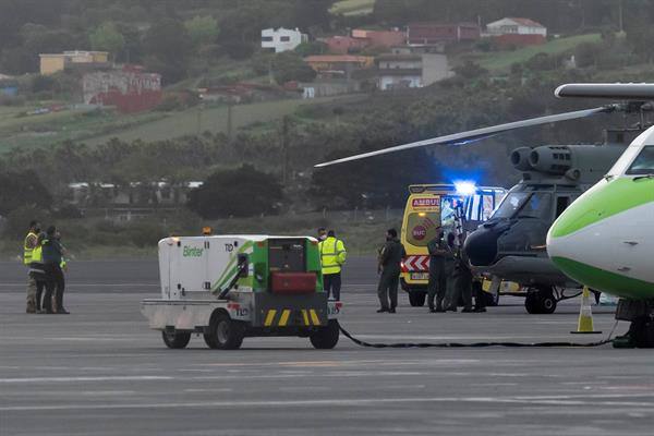 El helicóptero del Servicio Aéreo de Rescate con los tres inmigrantes rescatados de un cayuco localizado al suroeste de El Hierro y en el que fueron hallados 17 cadáveres, ha aterrizado en el aeropuerto Tenerife Norte