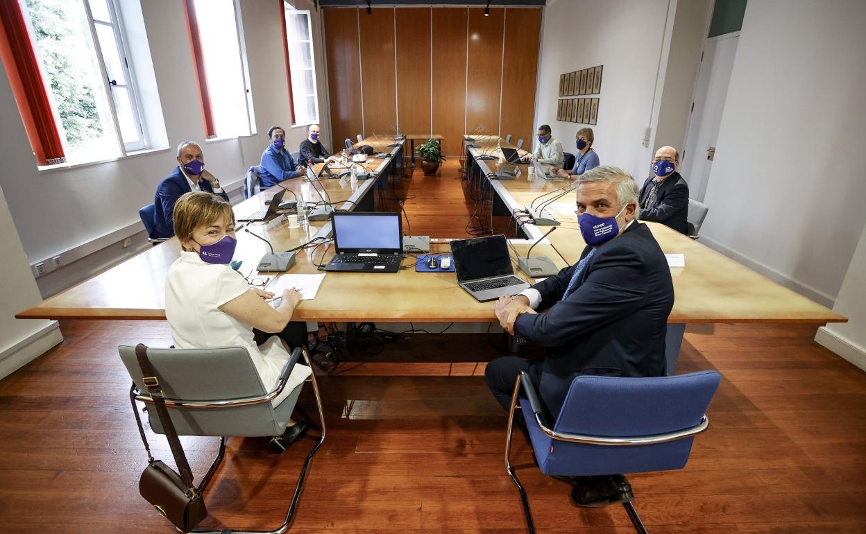 En primer plano, Rosa Aguilar, rectora de la ULL, y Lluís Serra, rector de la ULPGC, en la reunión entre parte de sus equipos. 