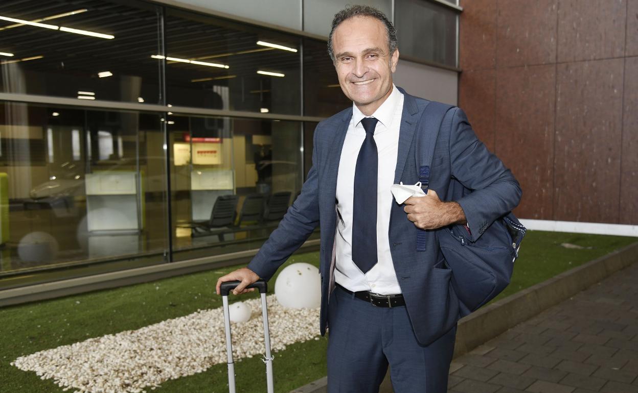 Sergio Miguel Camarero, sonriente nada más aterrizar en Gran Canaria junto al resto de la expedición grancanaria. 