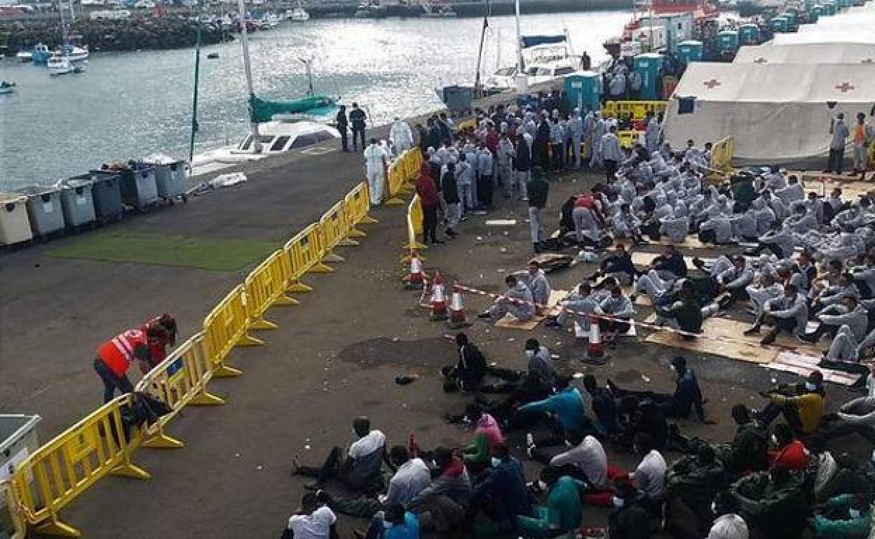 Inmigrantes llegado en patera en el muelle de Arguineguín.. 