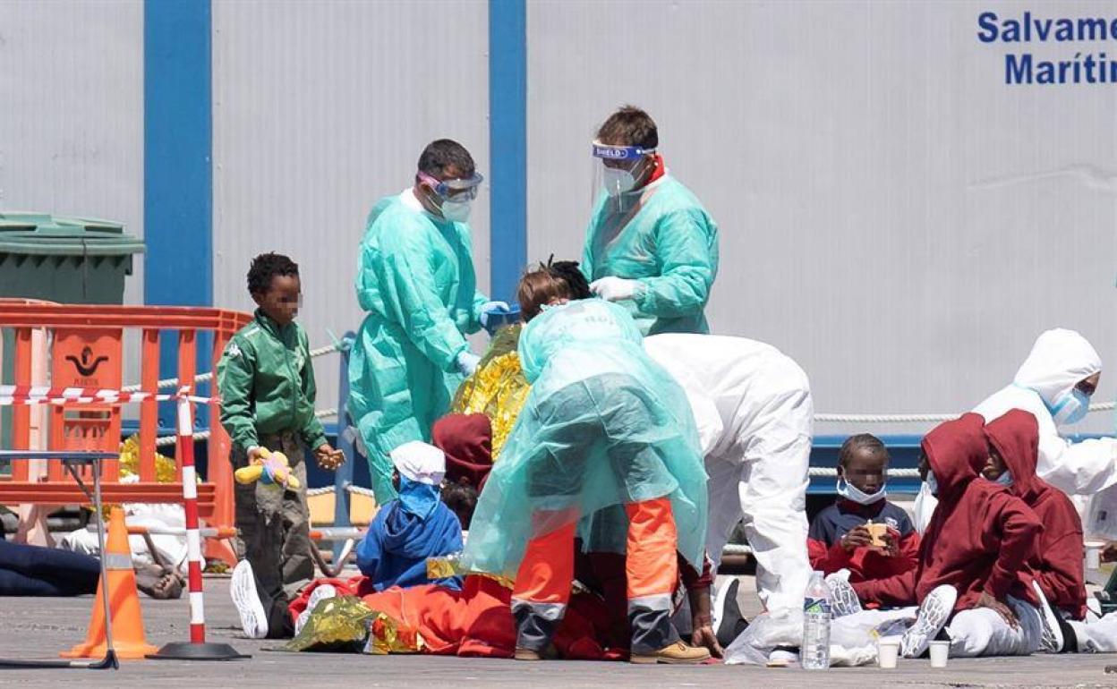 En la imagen, varios niños supervivientes del naufragio del pasado 26 de marzo son atendidos en el puerto de Los Cristianos.