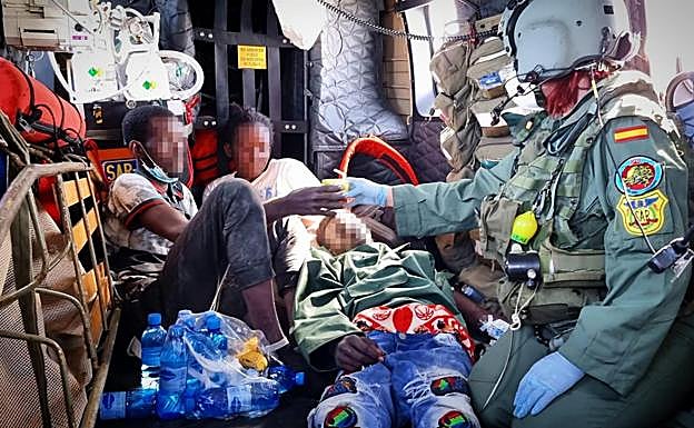 Una de las imágenes del rescate de la embarcación durante el lunes. 