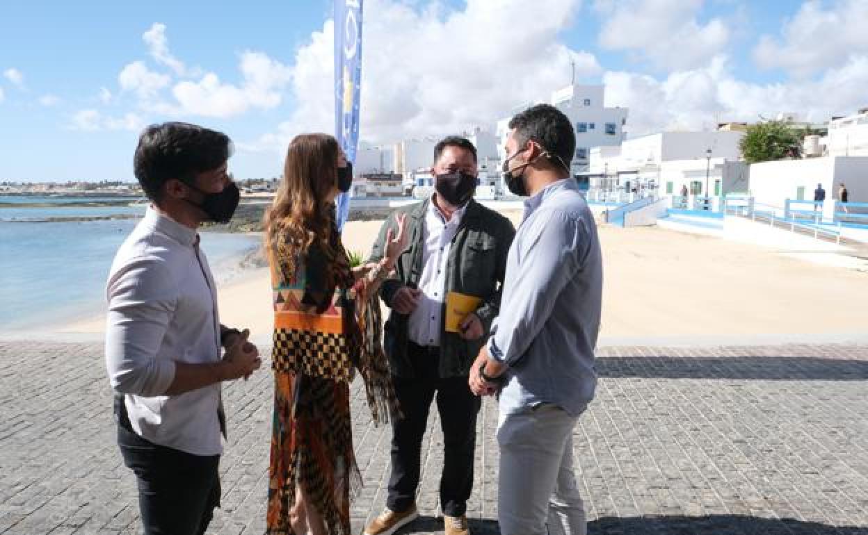 La alcaldesa Pilar González y el edil de Turismo, Marcelino Umpiérrez, en la presentación de la campaña en el muelle chico de Corralejo. 