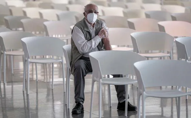 Imagen de un hombre tras ser vacunado en Valencia. 