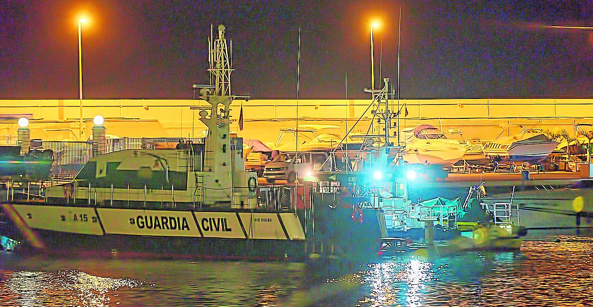 Un barco de la Guardia Civil junto a la embarcación de recrero. 