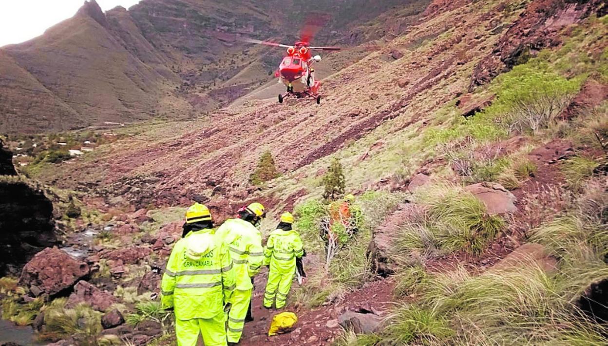 Rescate aéreo de una persona accidentada practicando senderismo. 