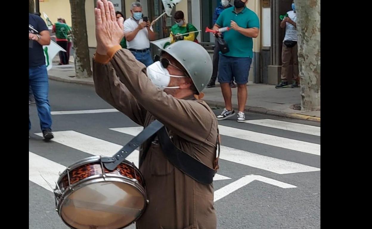 Trabajador en actitud de súplica. 