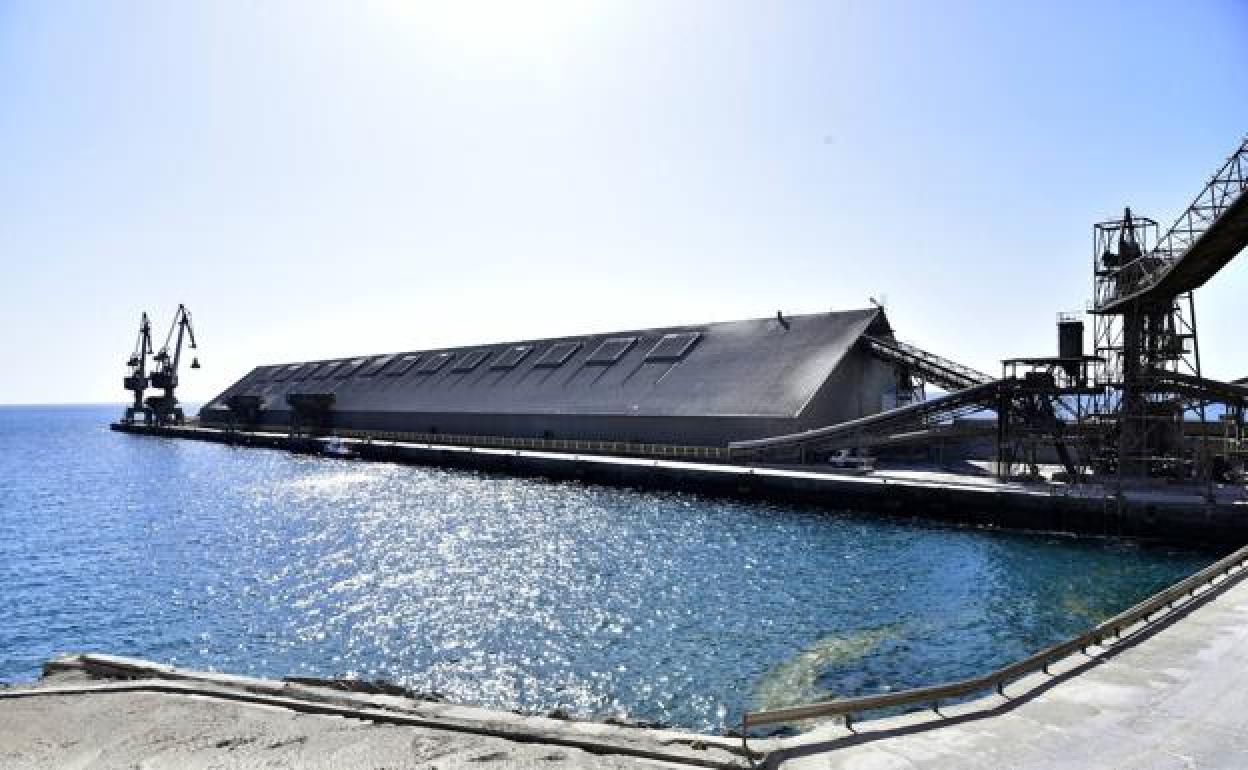 Vista del puerto de Santa Águeda, usado por la cmentera Ceisa. 