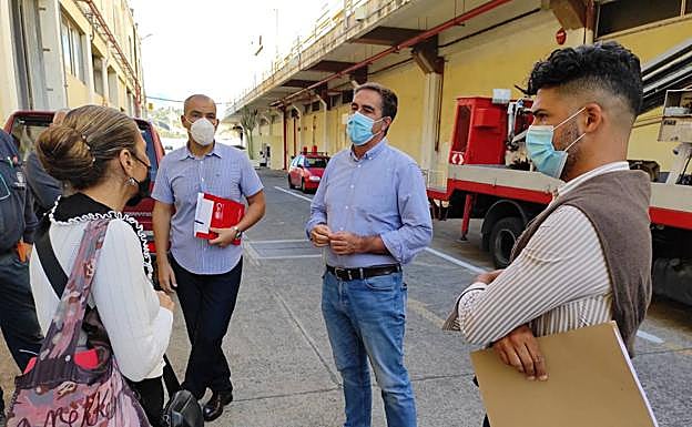 Los concejales de CC-UxGC Francis Candil y David Suárez, en las instalaciones de Alumbrado. 