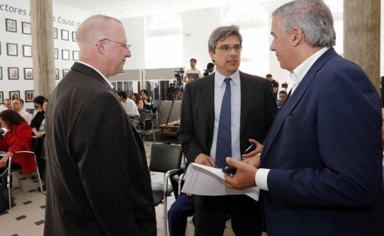 En el centro de la imagen, Juan Ruíz Alzola, catedrático de Tecnologías de la Imagen de la ULPGC y vicepresidente del Gran Telescopio de Canarias. 