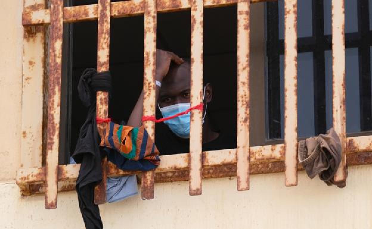 Uno de los ciudadanos extranjeros que guardan cuarentena en la nave del queso, en Puerto del Rosario. 