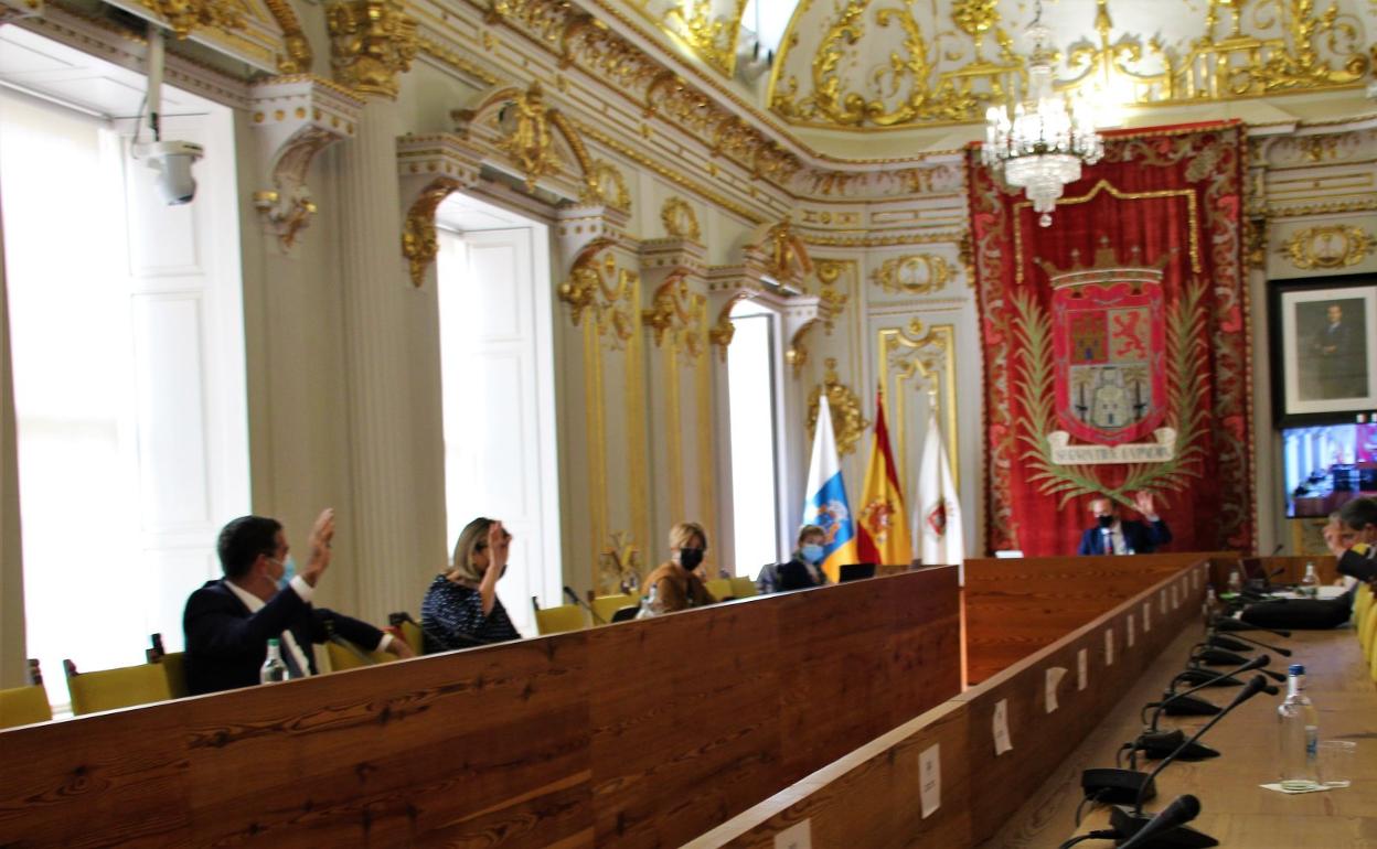 La foto recoge un momento de la votación en el pleno de ayer. 