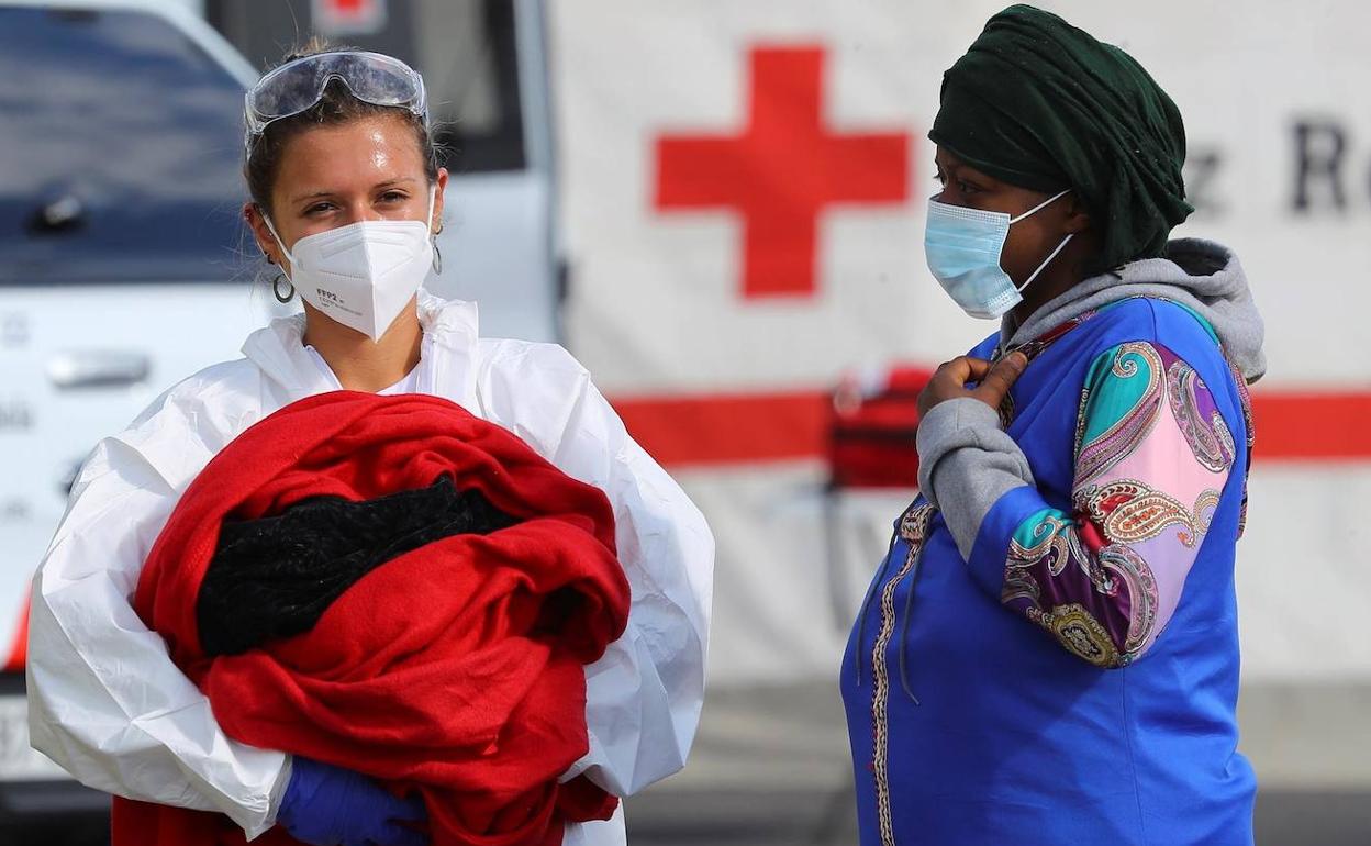 Rescatan a 45 ocupantes de una patera, entre ellos un recién nacido