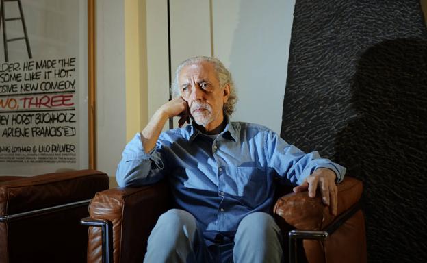 Fernando Trueba en el estudio de su casa madrileña junto a un póster de 'Uno, dos, tres', de su admirado Billy Wilder.