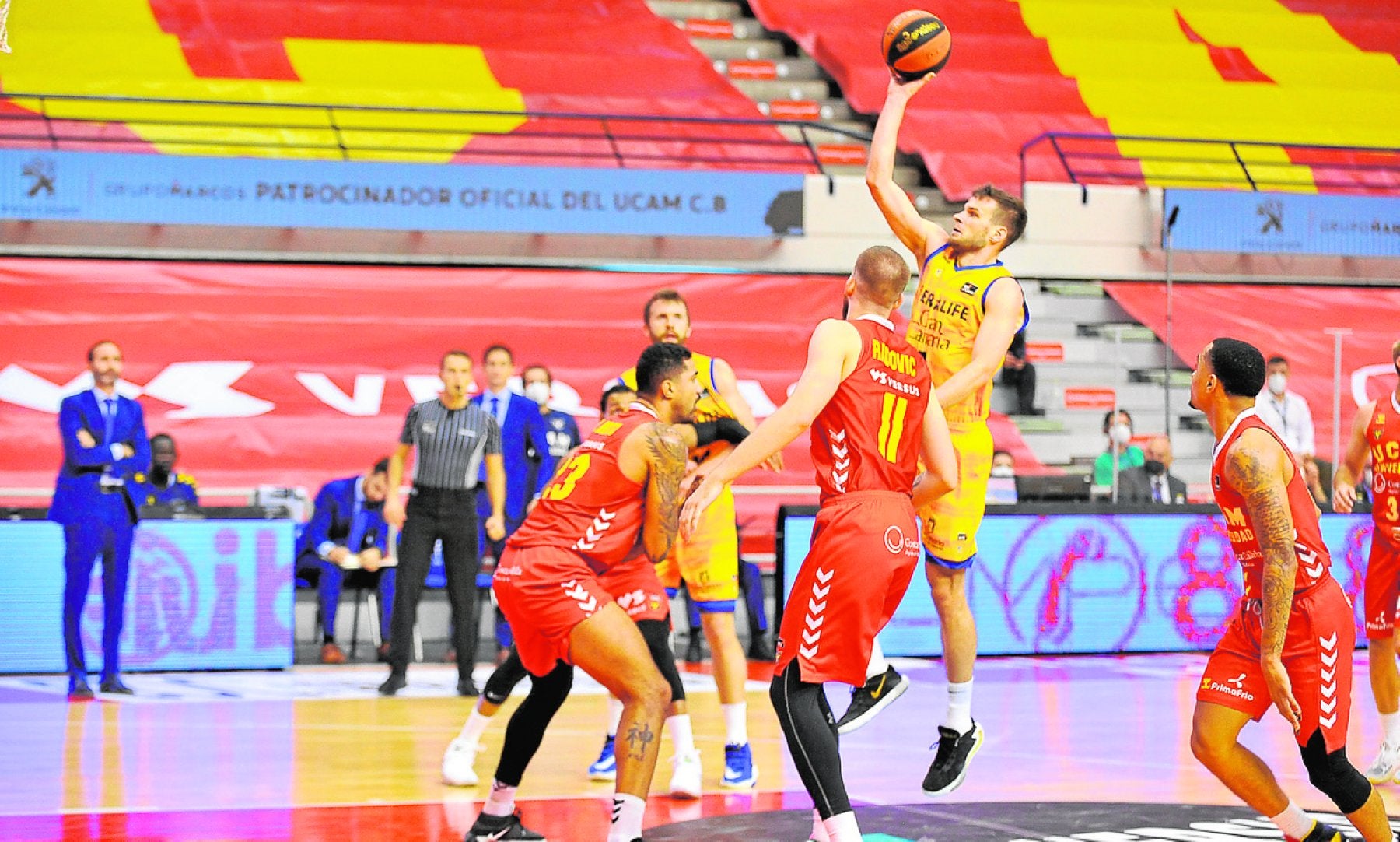 El alero lituano Dimsa lanza a canasta en el encuentro de la primera vuelta en Murcia. 