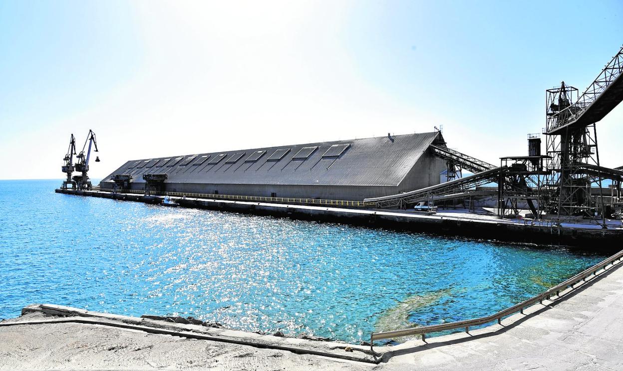 Vista del puerto de Santa Águeda e instalaciones de la fábrica de cemento que ha pedido la prórroga de su uso industrial exclusivo. 