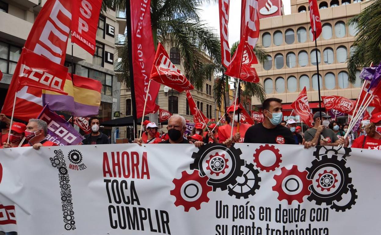 Momento de la manifestación que tuvo lugar ayer en las calles de Santa Cruz de Tenerife. Hubo en todas las capitales de isla. 