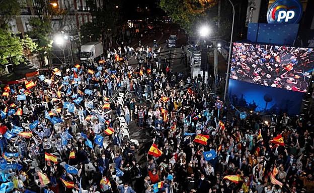 Galería. Fiesta por todo lo alto en la calle Génova tras la victoria de Ayuso.