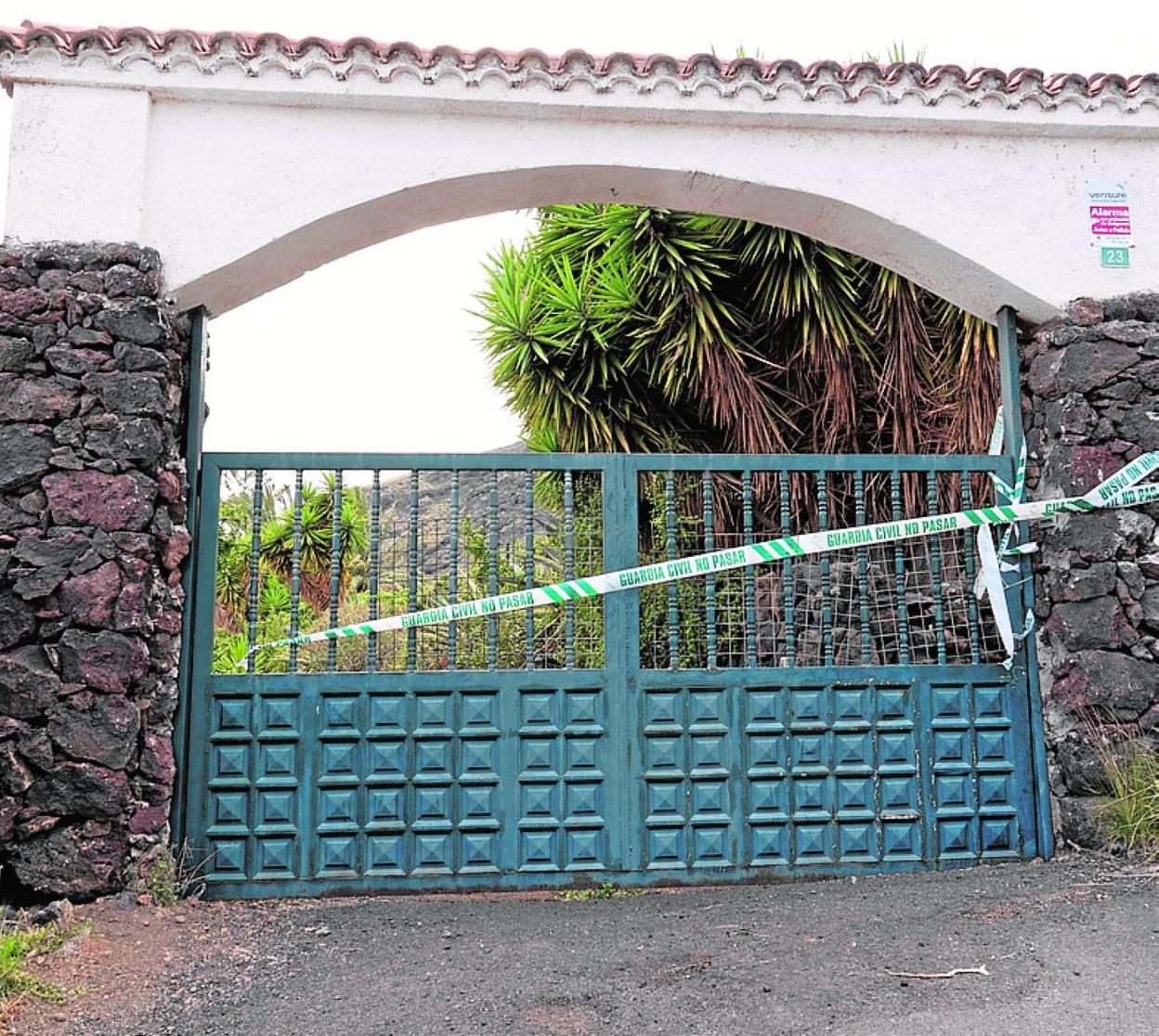 Imágenes de la vivienda en Candelaria que fue registrada el pasado viernes por agentes de la Guardia Civil, en el marco de la investigación en busca de las dos niñas y su padre. 