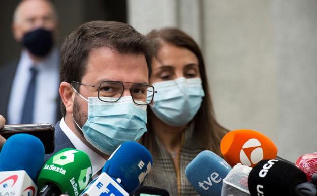 El candidato de ERC a la presidencia de la Generalitat, Pere Aragonès, atiende a la prensa mientras