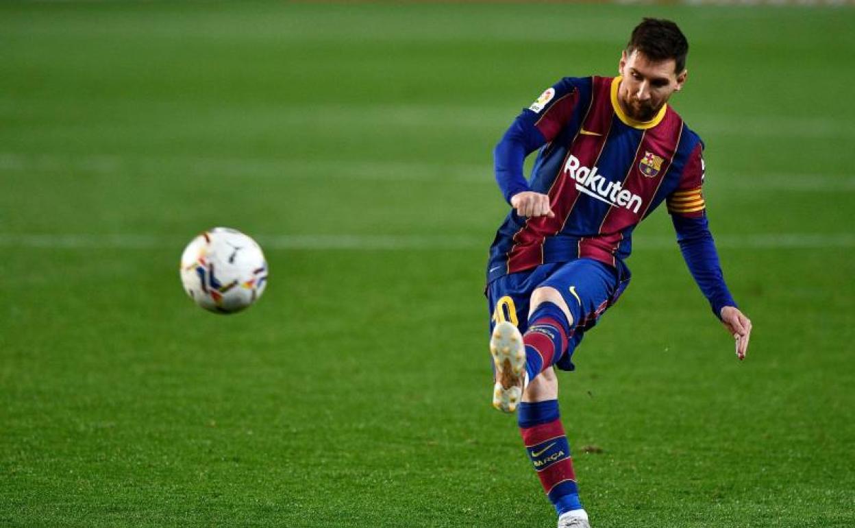 Leo Messi marcó de falta en Mestalla y firmó un doblete. 
