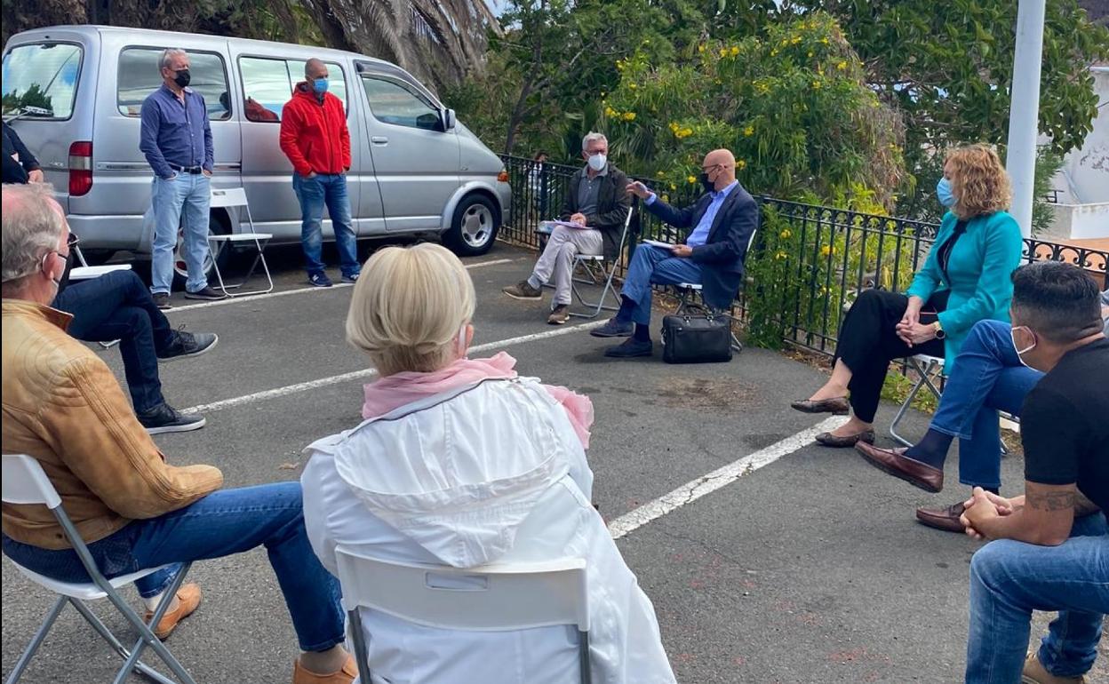 Momento de la reunión entre los vecinos con el Diputado del Común y la Subdelegada del Gobierno. 
