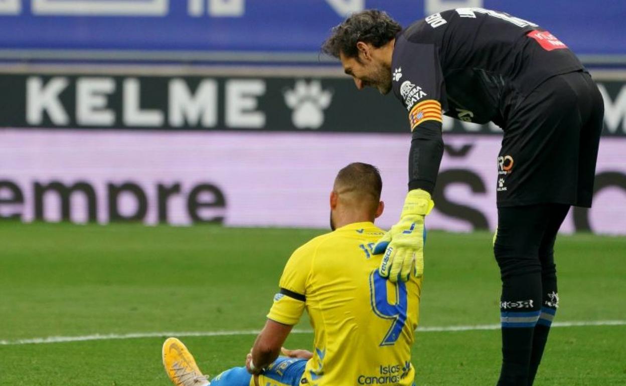 Jesé, consolado por Diego López en el último desplazamiento de la UD, saldado con dura derrota ante en Espanyol (4-0). 
